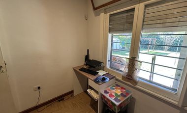 Casa en Villa Elisa. 2 dormitorios y escritorio. C.Belgrano y 405