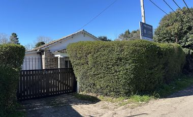 Casa en Villa Elisa. 2 dormitorios y escritorio. C.Belgrano y 405