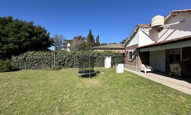 Casa en Villa Elisa. 2 dormitorios y escritorio. C.Belgrano y 405