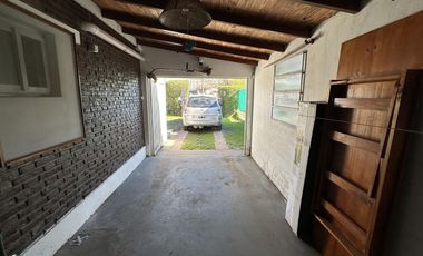 Casa en Villa Elisa. 2 dormitorios y escritorio. C.Belgrano y 405