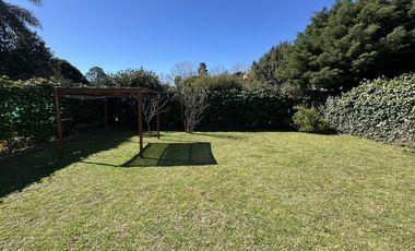 Casa en Villa Elisa. 2 dormitorios y escritorio. C.Belgrano y 405