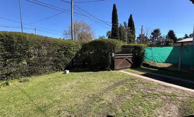 Casa en Villa Elisa. 2 dormitorios y escritorio. C.Belgrano y 405