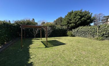 Casa en Villa Elisa. 2 dormitorios y escritorio. C.Belgrano y 405