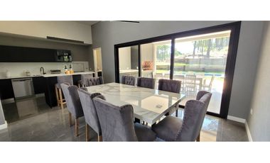 Imponente Casa en Barrio Pioneros- Febrero Temporada 2026