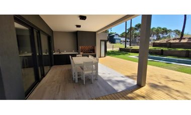 Imponente Casa en Barrio Pioneros- Febrero Temporada 2026