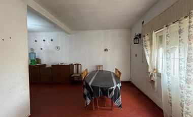 CASA EN VENTA PEREZ DOS DORMITORIOS PATIO COCHERA