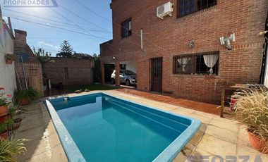 Venta de Casa 5 ambientes con pileta en Los Polvorines Apta Credito