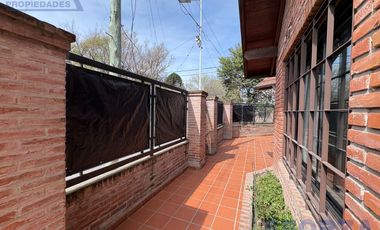 Venta de Casa 5 ambientes con pileta en Los Polvorines Apta Credito