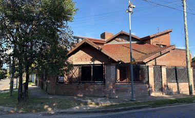 Venta de Casa 5 ambientes con pileta en Los Polvorines Apta Credito