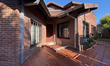 Venta de Casa 5 ambientes con pileta en Los Polvorines Apta Credito