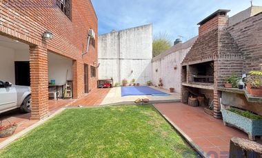 Venta de Casa 5 ambientes con pileta en Los Polvorines Apta Credito