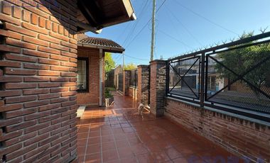 Venta de Casa 5 ambientes con pileta en Los Polvorines Apta Credito