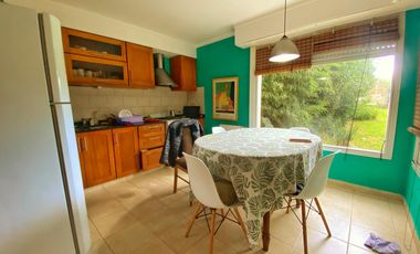 Venta de chalet 5 ambientes estilo moderno - Barrio Los Pinares