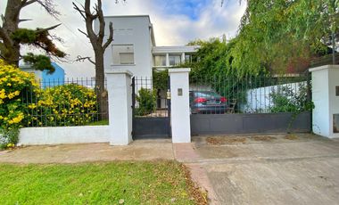 Venta de chalet 5 ambientes estilo moderno - Barrio Los Pinares