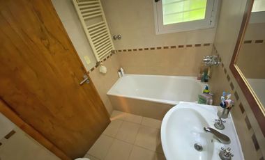 Venta de chalet 5 ambientes estilo moderno - Barrio Los Pinares