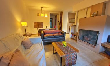 Venta de chalet 5 ambientes estilo moderno - Barrio Los Pinares