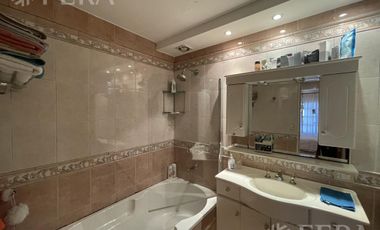 Venta casa 5 ambientes con cochera, quincho y fondo libre con piscina en Villa Domínico