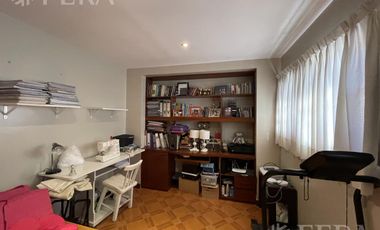 Venta casa 5 ambientes con cochera, quincho y fondo libre con piscina en Villa Domínico