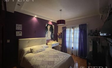 Venta casa 5 ambientes con cochera, quincho y fondo libre con piscina en Villa Domínico