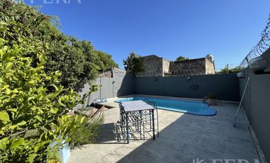 Venta casa 5 ambientes con cochera, quincho y fondo libre con piscina en Villa Domínico
