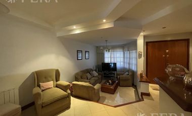 Venta casa 5 ambientes con cochera, quincho y fondo libre con piscina en Villa Domínico