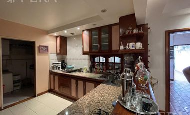 Venta casa 5 ambientes con cochera, quincho y fondo libre con piscina en Villa Domínico