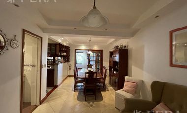 Venta casa 5 ambientes con cochera, quincho y fondo libre con piscina en Villa Domínico