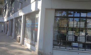 Local en Esquina.  Teodoro Garcia y Moldes. Frente al parque. Ideal bar