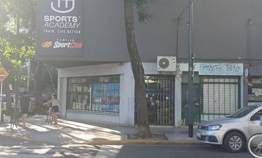 Local en Esquina.  Teodoro Garcia y Moldes. Frente al parque. Ideal bar