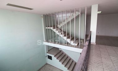 Celaya Centro: Amplio local comercial de tres pisos.