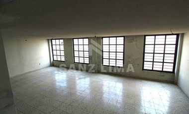 Celaya Centro: Amplio local comercial de tres pisos.