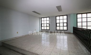 Celaya Centro: Amplio local comercial de tres pisos.