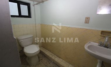 Celaya Centro: Amplio local comercial de tres pisos.