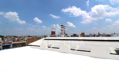 Celaya Centro: Amplio local comercial de tres pisos.