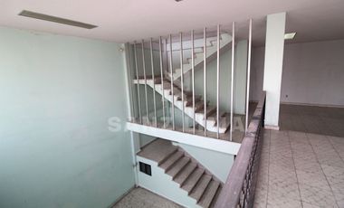 Celaya Centro: Amplio local comercial de tres pisos.