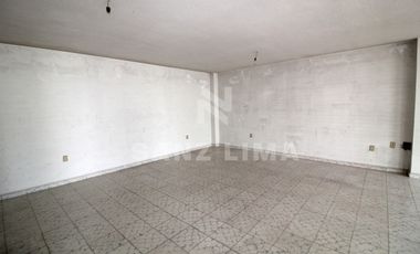 Celaya Centro: Amplio local comercial de tres pisos.