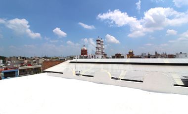 Celaya Centro: Amplio local comercial de tres pisos.