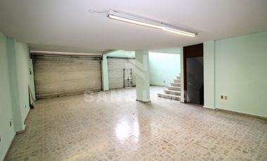 Celaya Centro: Amplio local comercial de tres pisos.