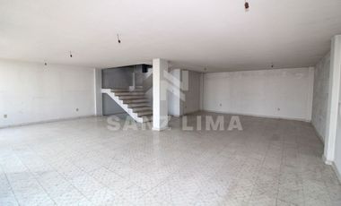 Celaya Centro: Amplio local comercial de tres pisos.