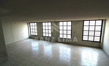 Celaya Centro: Amplio local comercial de tres pisos.