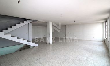 Celaya Centro: Amplio local comercial de tres pisos.