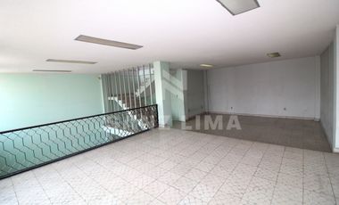 Celaya Centro: Amplio local comercial de tres pisos.