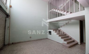 Celaya Centro: Amplio local comercial de tres pisos.