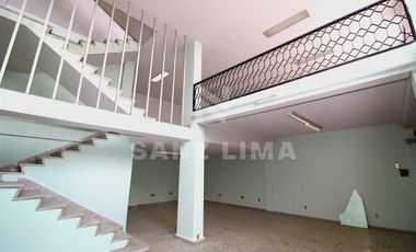 Celaya Centro: Amplio local comercial de tres pisos.