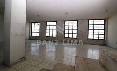 Celaya Centro: Amplio local comercial de tres pisos.