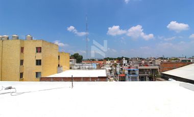 Celaya Centro: Amplio local comercial de tres pisos.