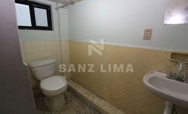 Celaya Centro: Amplio local comercial de tres pisos.