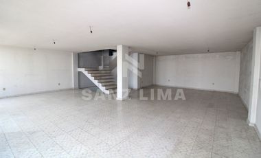 Celaya Centro: Amplio local comercial de tres pisos.