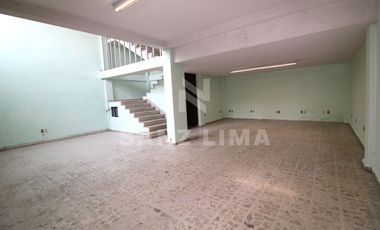 Celaya Centro: Amplio local comercial de tres pisos.