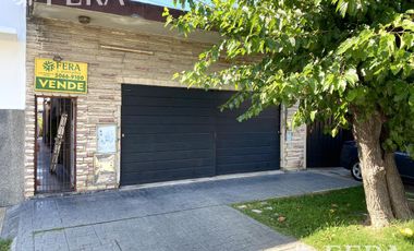 Venta de Casa 3 ambientes con jardín en Villa Domínico